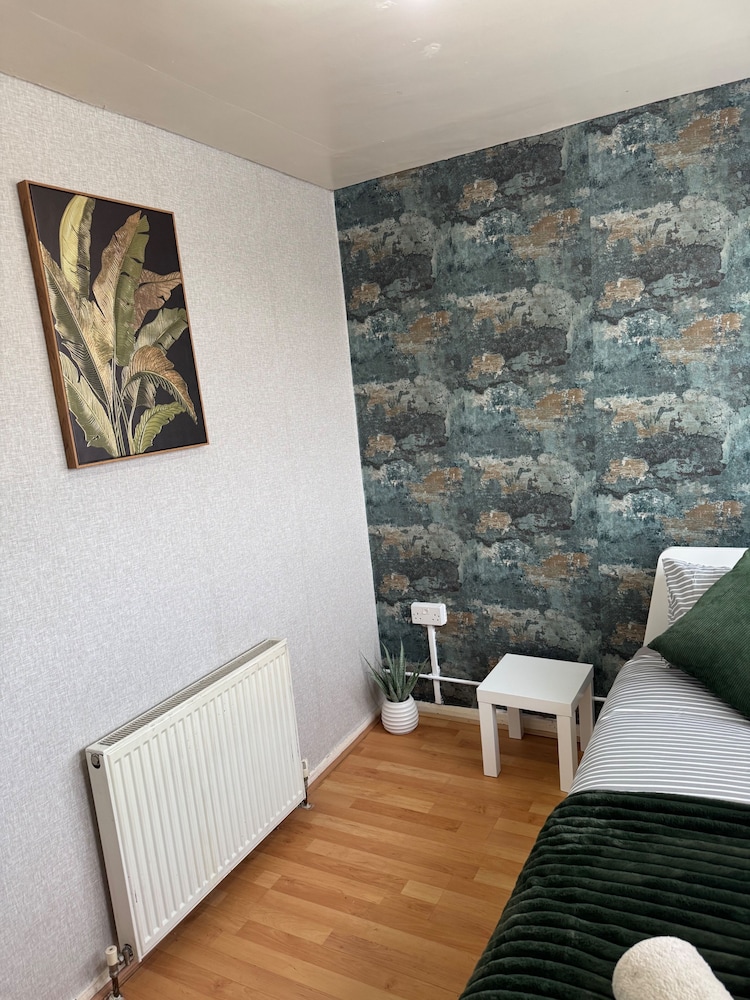 Smethwick - House - Sleeps 8 - Parking