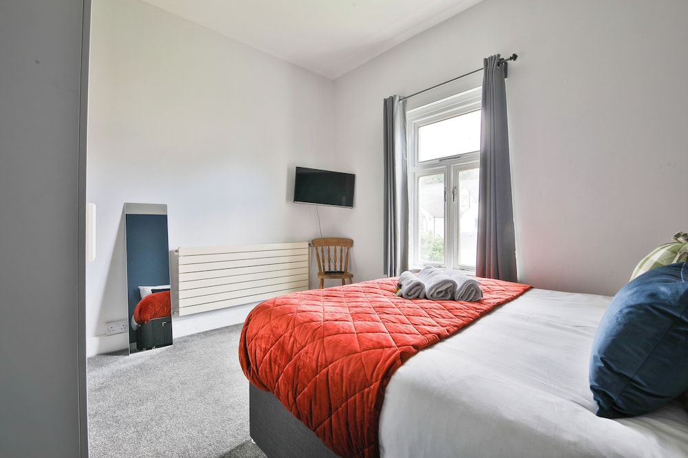 4 Bed House with Pool Table & Parking