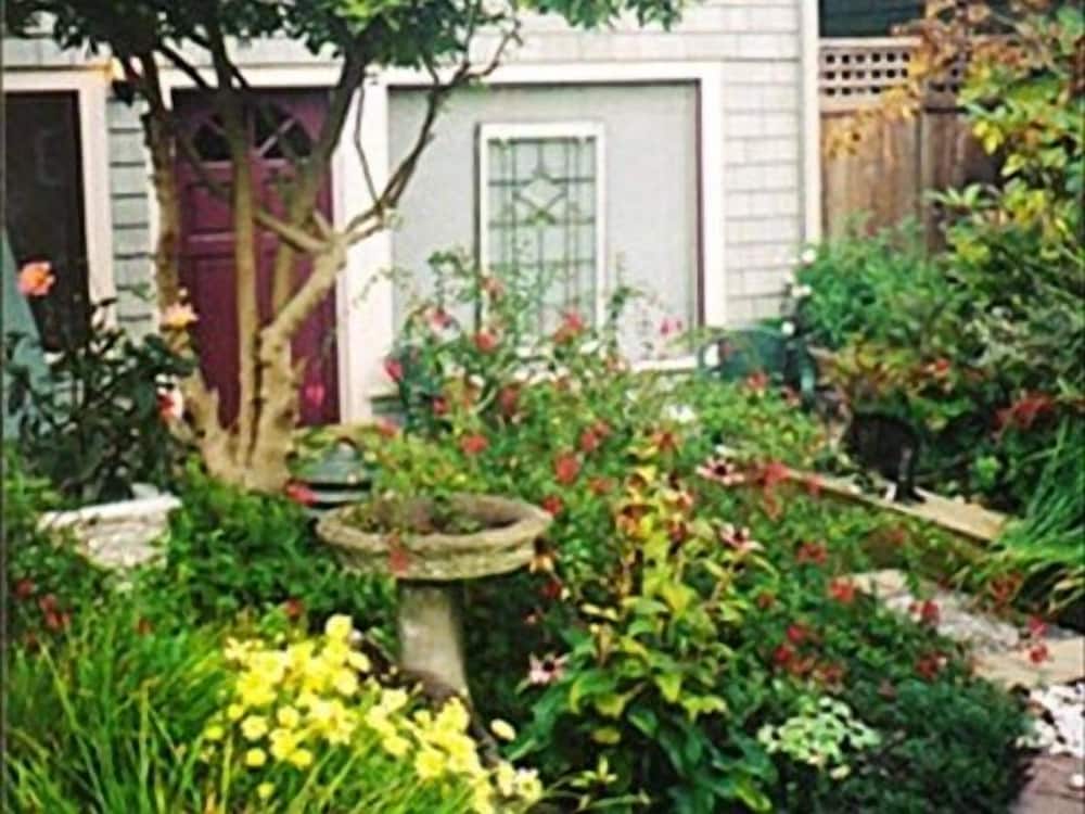 A Suite at Kitsilano Cottage