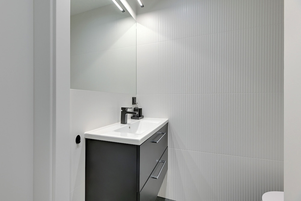 Doki Living - Foodhall & Parking by Downtown Apartments