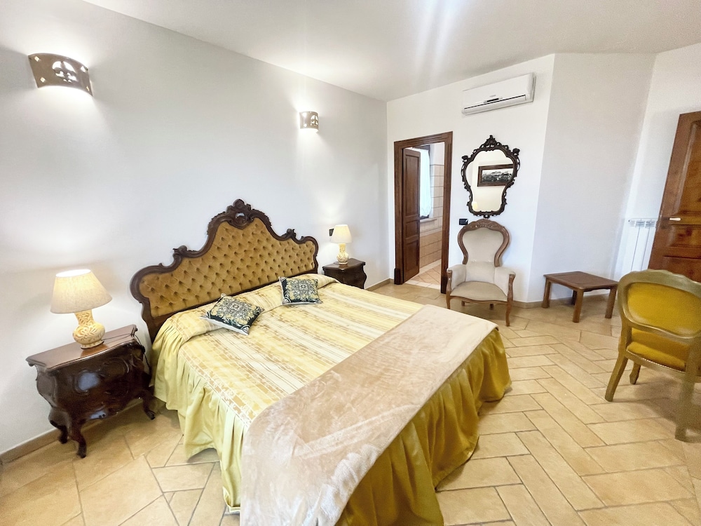 Charming Villa in Umbria - Sleeps 16 - Lake View - Pool, Jacuzzi and Events Room