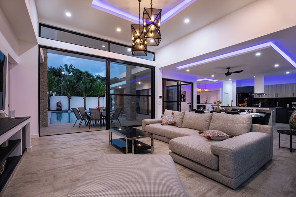 Modern 5 Bedrooms Pool Villa Curtis
