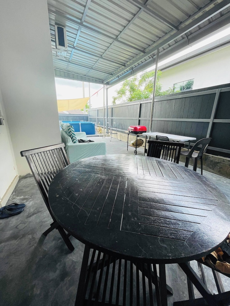 Spacious Family Homestay in Durian Tunggal With Private Pool