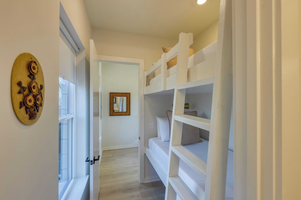 Sleeps 16 2 Modern Townhomes, Minutes to Broadway Lischey & 98 Degrees