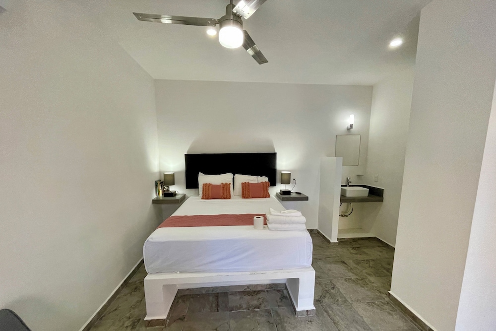 Lavish Studio w Kitchen Downtown 1