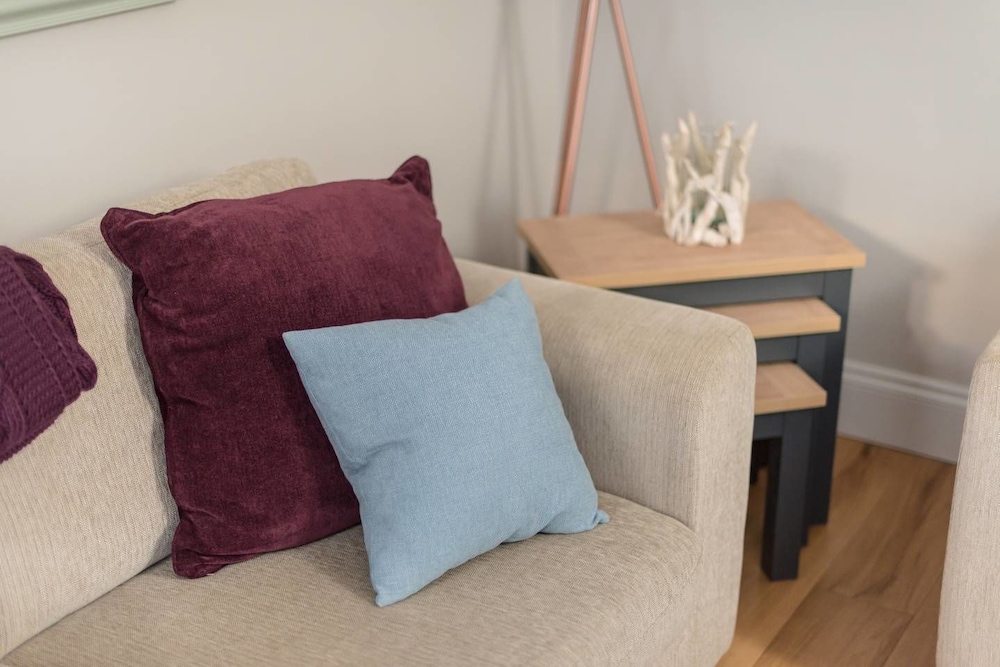 JOIVY Super Central Luxury Edinburgh Apartment view 4