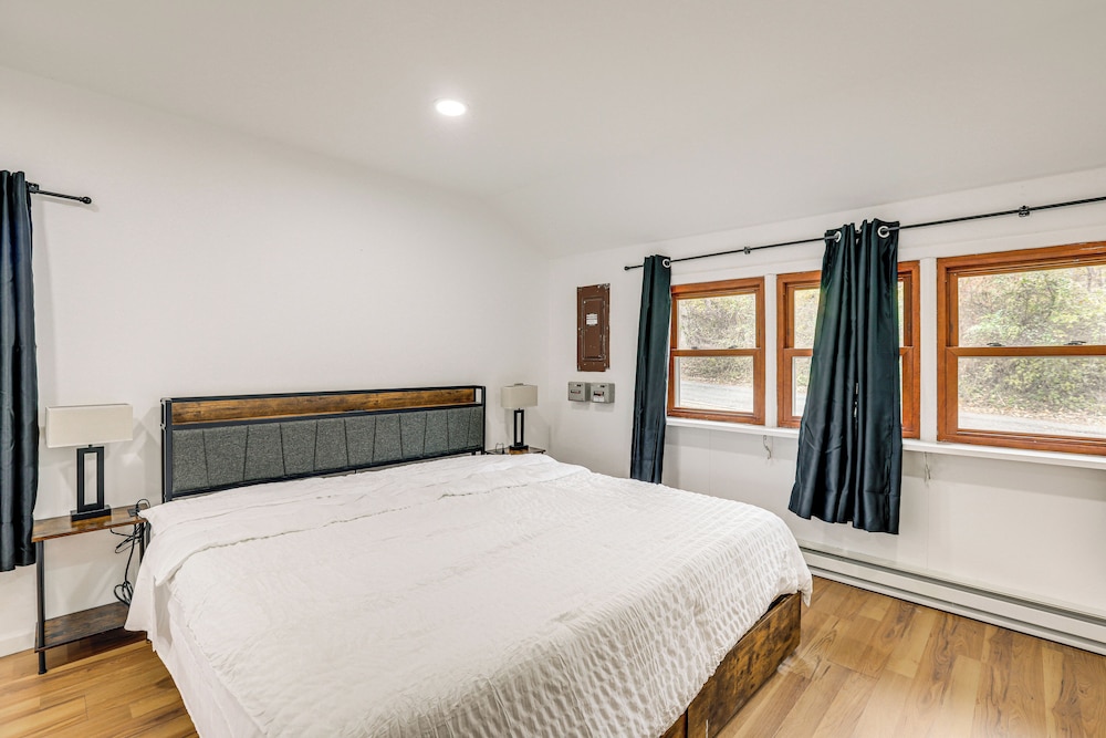 Updated Getaway w/ Sauna & Yard in Bloomsbury!