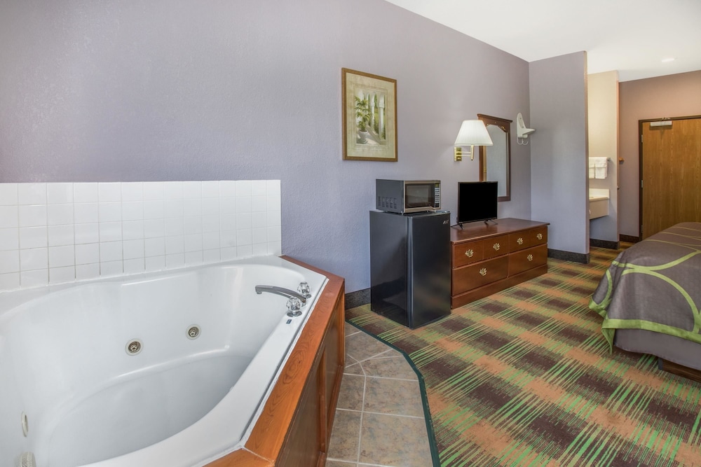 Super 8 by Wyndham Sweet Springs - Property Image 13