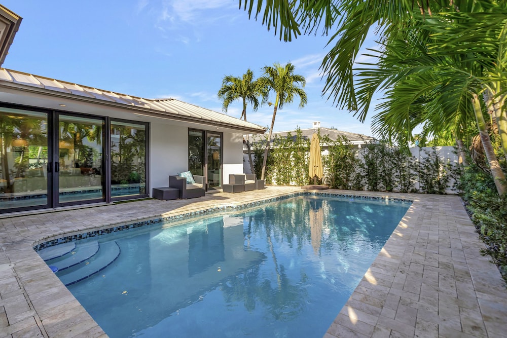 Lynora's Luxe Estate Modern Design - Image 4