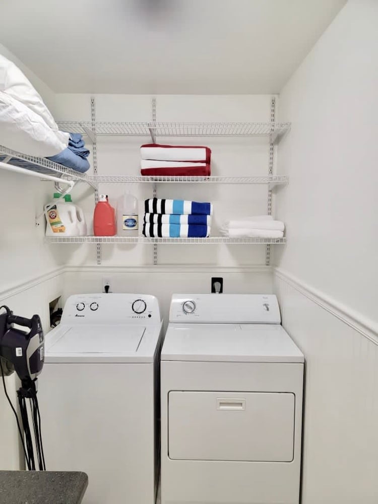 Charming Bayview - Downtown Condo With Pool