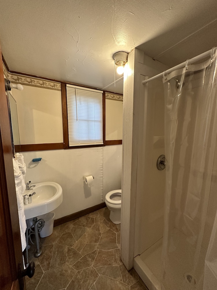 Uncle Toms Cottages - Property Image 8