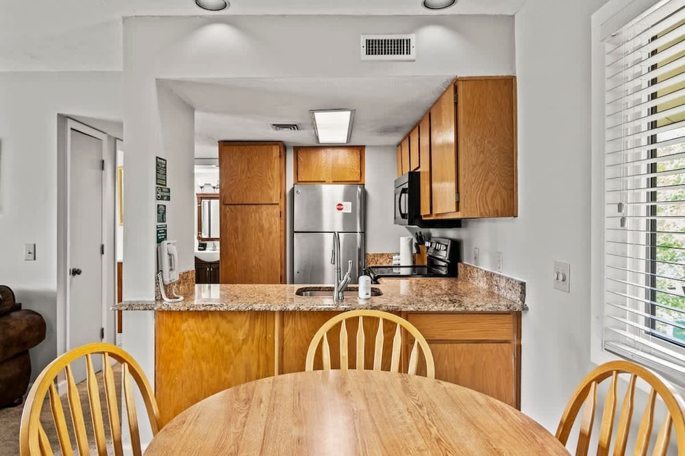 Sleeps 6 Mountain Views Heated Pool Playground