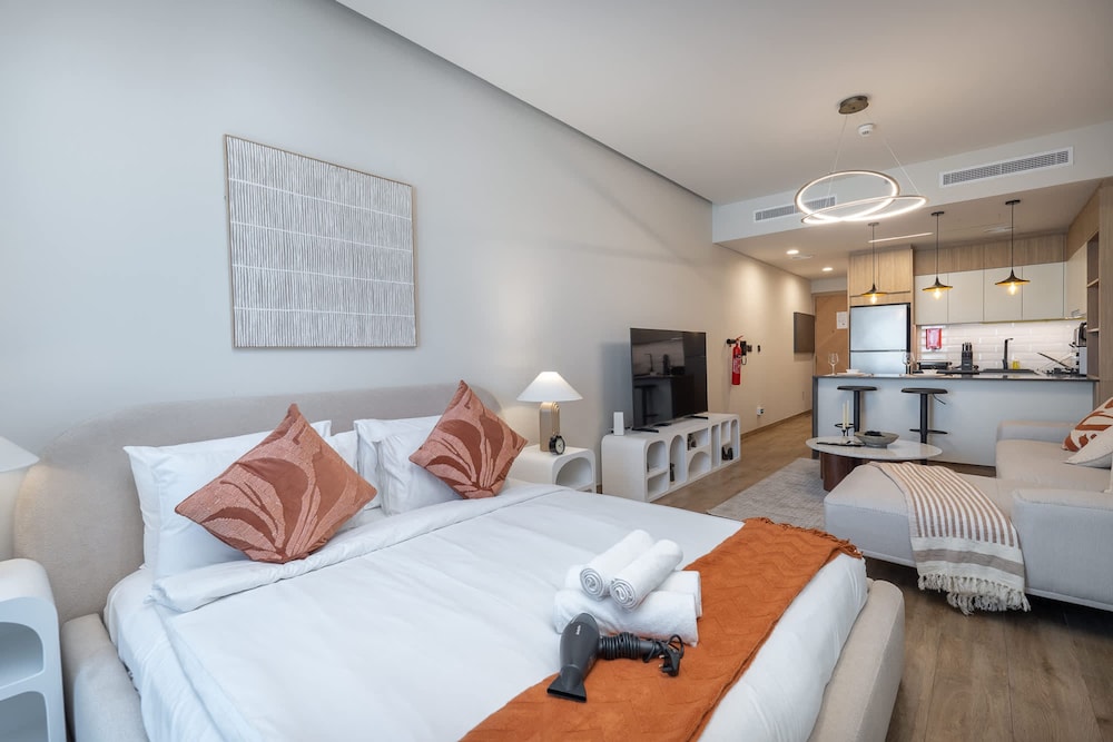 Chic Modern Studio Apartment for 2 in JVC