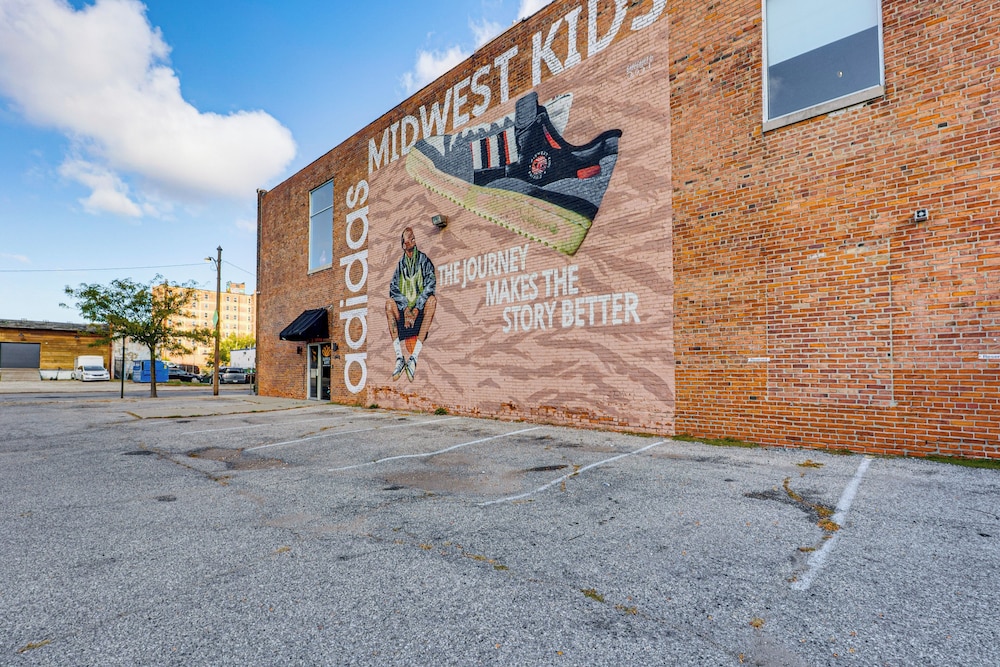 Walk to Huntington Center: 5,000-sq-ft Dtwn Apt