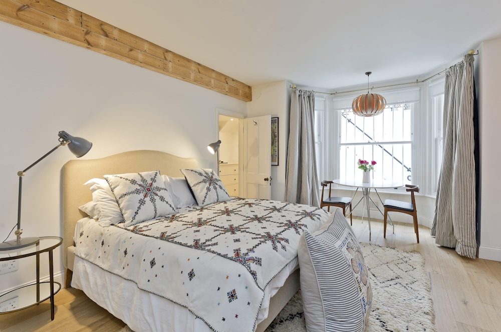 Gorgeous Stylish Interior Designed 5 Bed Home in Holland Park - Superb Location