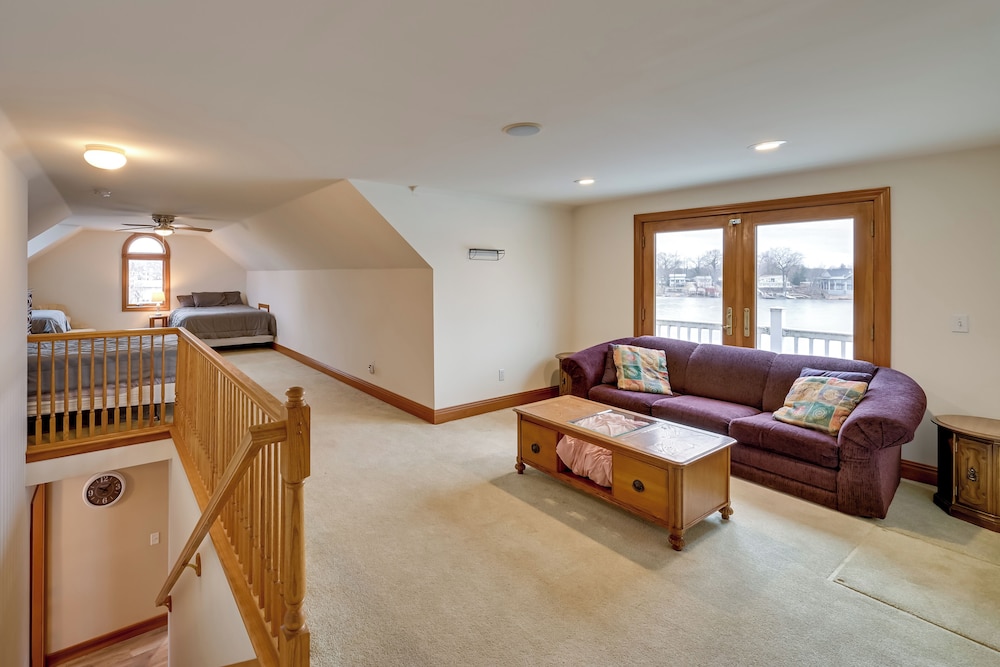 Hot Tub & Dock: Waterfront Lake Hamilton Home
