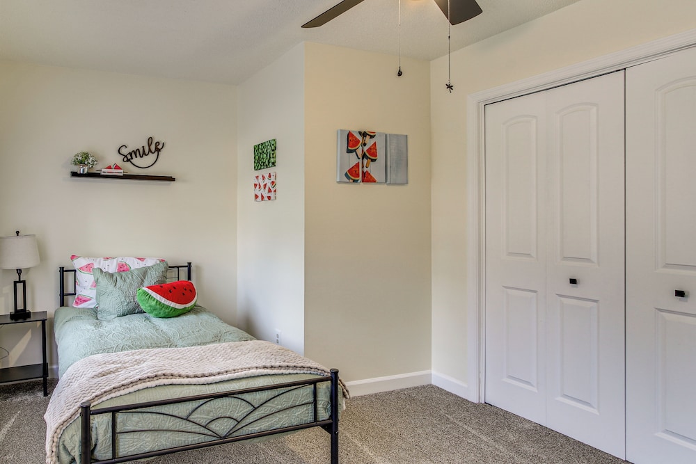 3 Mi to Marina: Quiet Getaway w/ Deck in Lexington