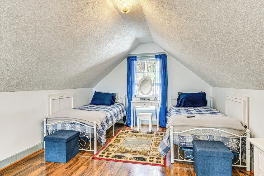5 Mi to Blue Ridge Parkway: Mountain Cabin in Cana