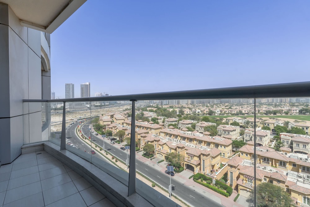 Modern 1-bed With Scenic Golf Course View