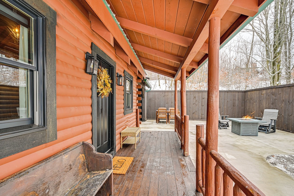 Peaceful Cabin w/ Hot Tub in Dundee: Dogs Welcome