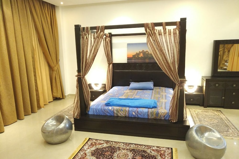 Emirates Hills Lake View Villa