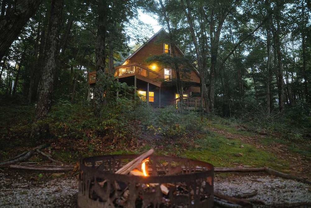 Cheerful Two Bdrm Cabin With Hot Tub & Pet Friendly