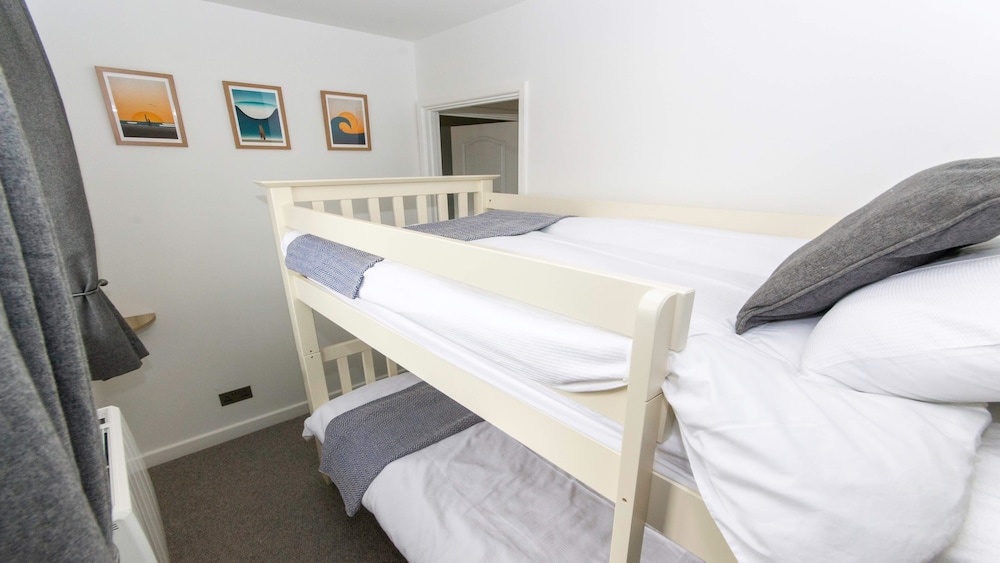 Oceanside Sleeps 6 Walk to Beach & Stylish view 4