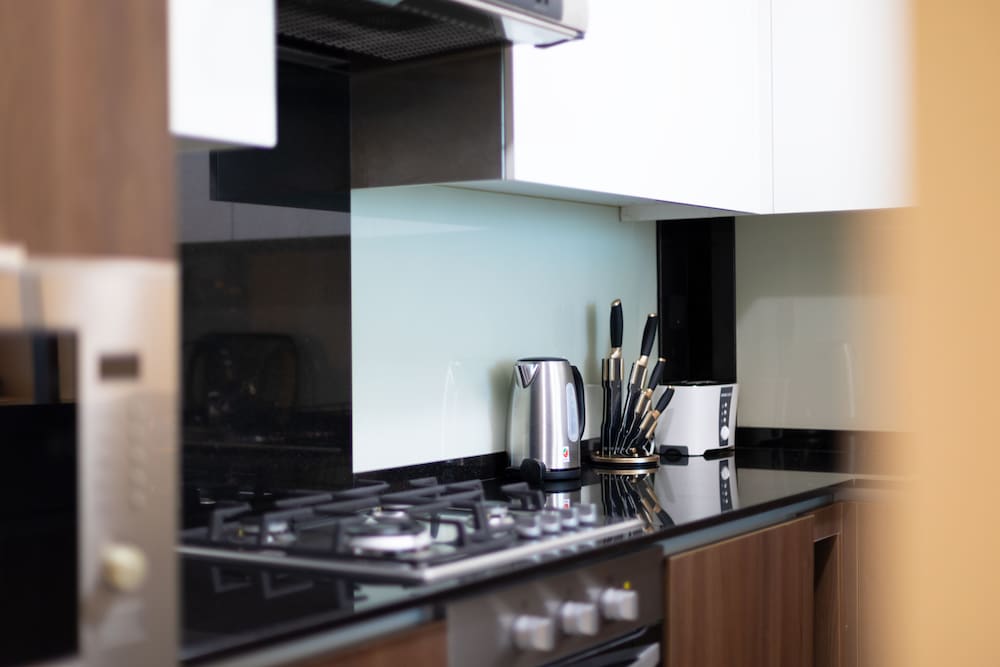 SIMPLY COMFORT Urban Chic Suites in J One Tower City & Canal Views