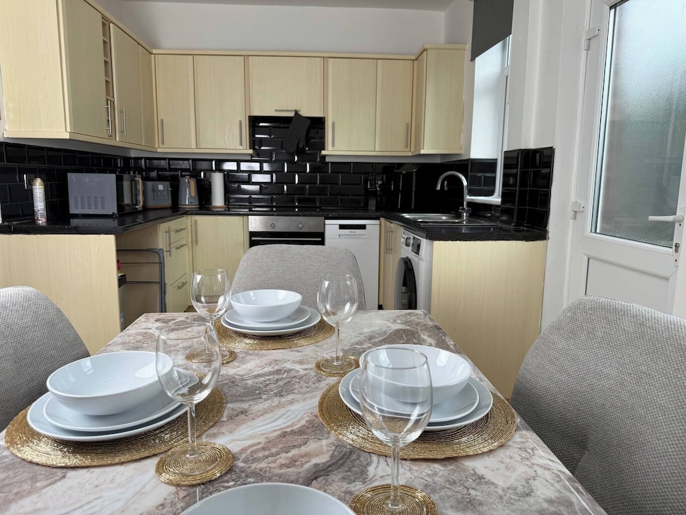 Urban Calm Spacious 3-bed Home With Free Parking