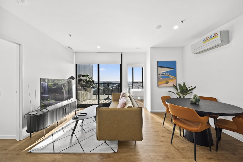 Refined 2-bed With Luxurious Building Amenities