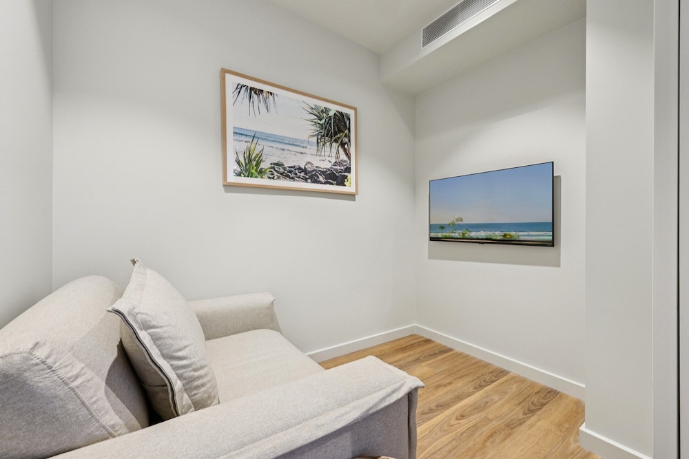 Beachfront 1-bed Flat With Pool & Gym Access