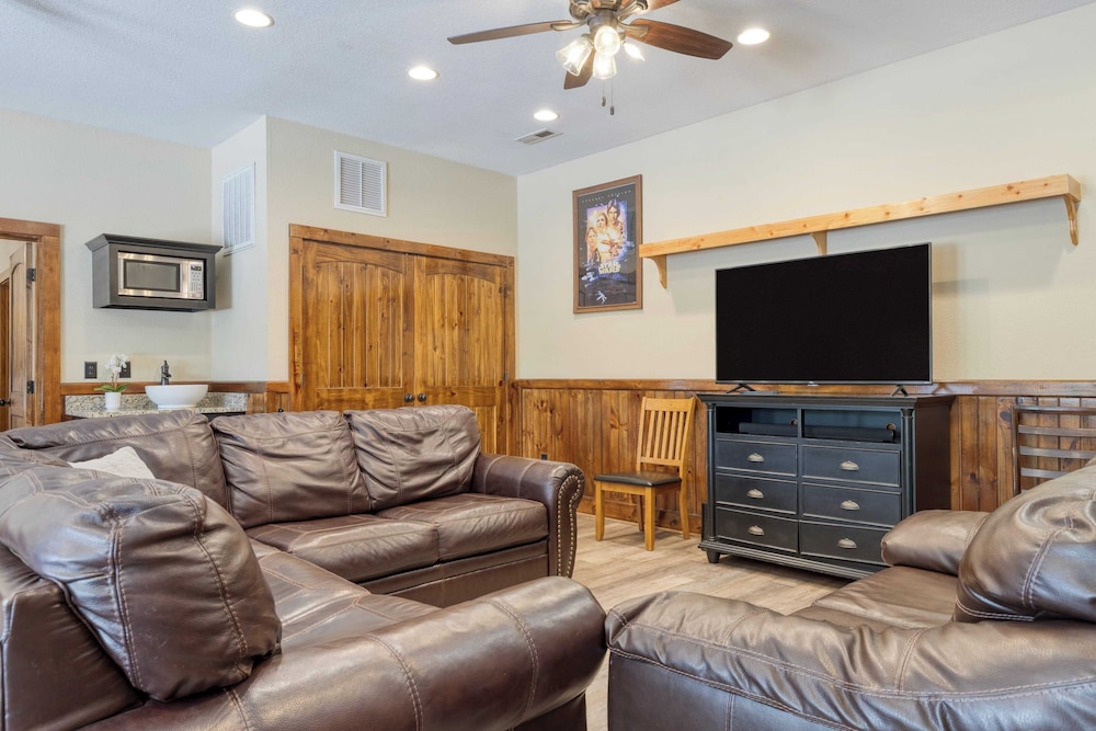 Luxury Cabin Sleeps 19 Game Room, Hot Tub Dollywood Alpine Mountain Lodge