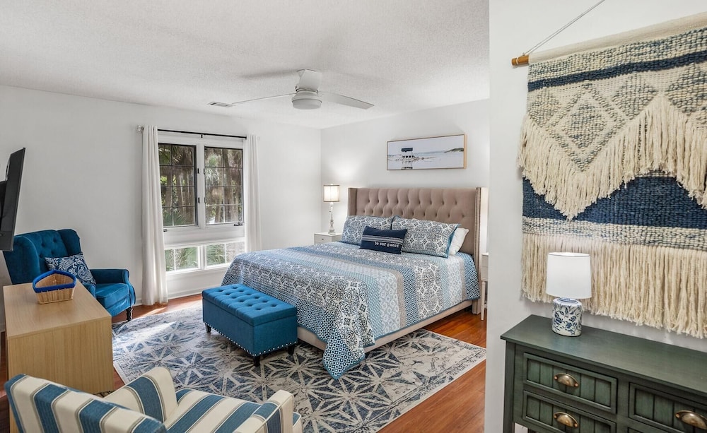 Beautifully Updated, Dog Friendly 4-bed, 4-bath Home Near Beach
