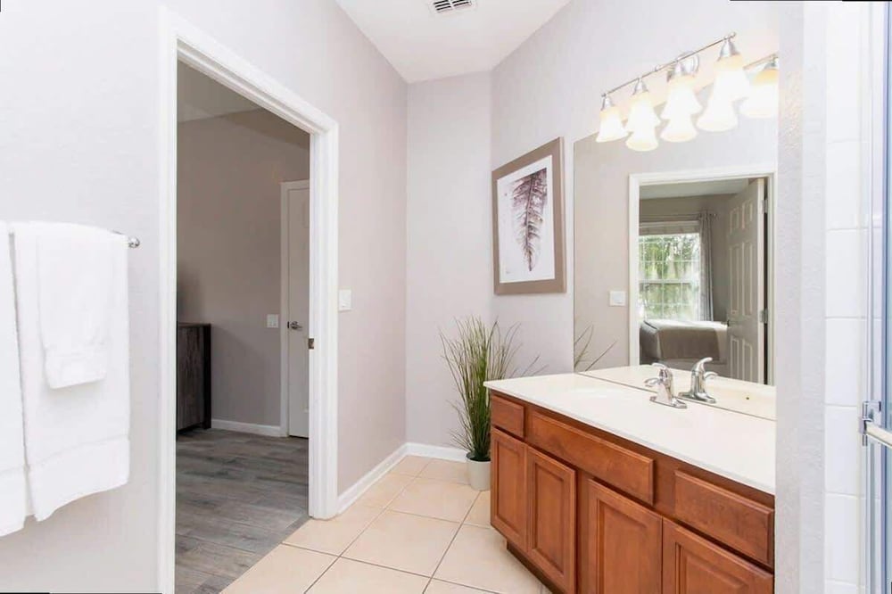 Spacious 2Bd Condo - Pool Hot Tub - Near I-drive