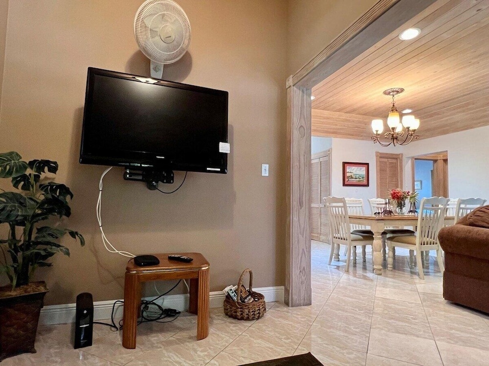Chat N Chill - Top Floor Condo, Walk To Pink Sands Beach 2 Bedroom Townhouse