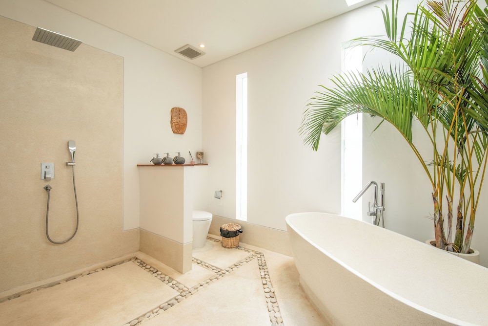 Coastal Comfort: Cozy 4BR Villa, 5 Min Walk to Finns Beach