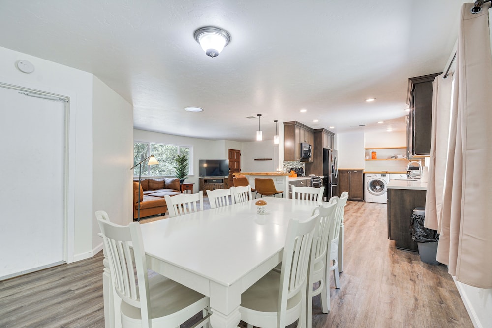 Hike, Boat & More: Cabin w/ Hot Tub in Ahwahnee!