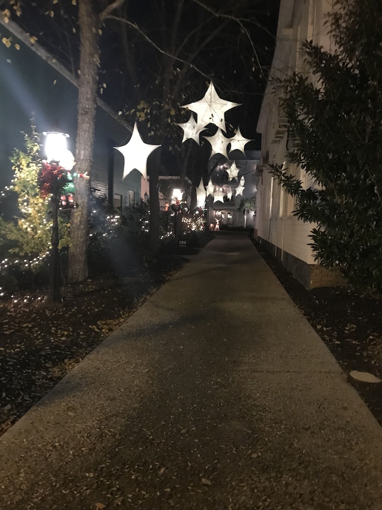 Carriage House Inn
