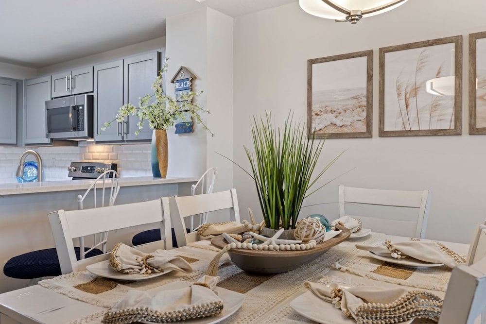 Fall Retreat Condo w Heated Pool Hot tub Pier Pk