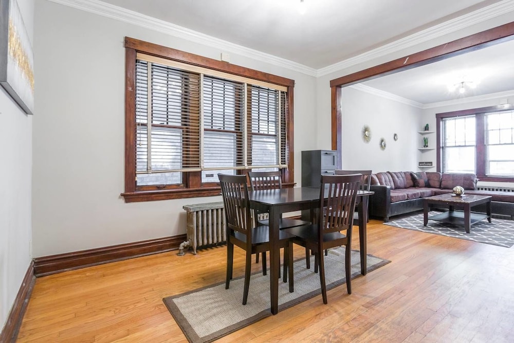 Chicago Vacations - Vintage Uki Village Charmer, Quiet Cozy 2 BDR - Property Image 2