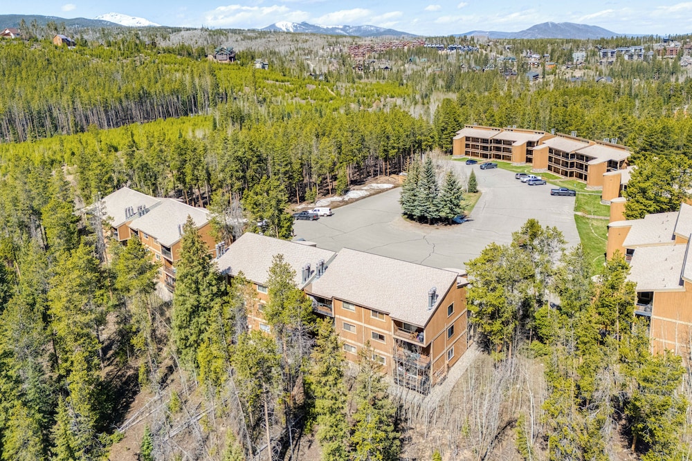 2 Mi to Winter Park Resort: Mtn-view Haven!
