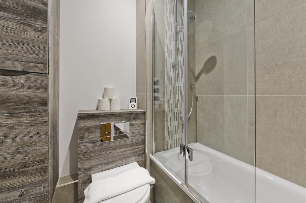 Stylish two Bedroom Apartment Near Tower Bridge by Underthedoormat