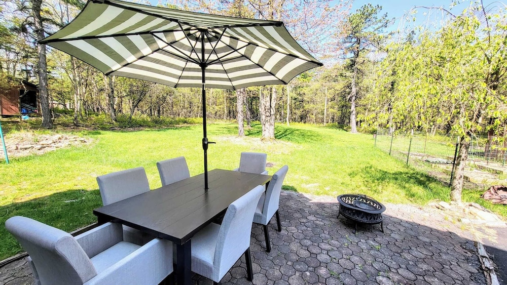 The Wooden Nest by Avantstay Deck, Big Yard w/ Hammocks & Fire Pit