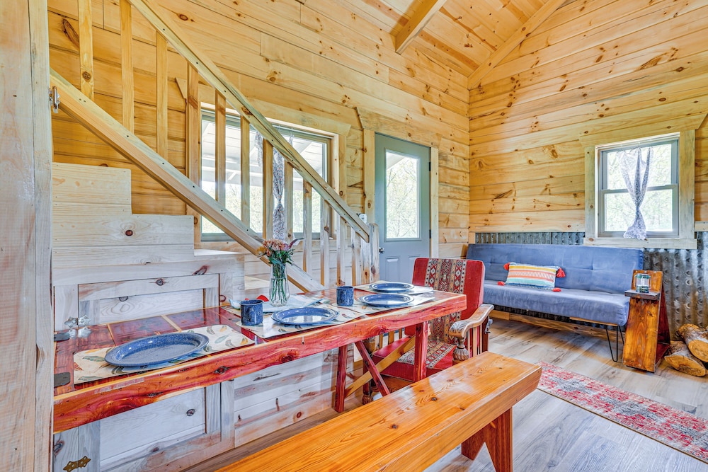 'fins & Flowers' Lewiston Cabin w/ Trout Fishing!
