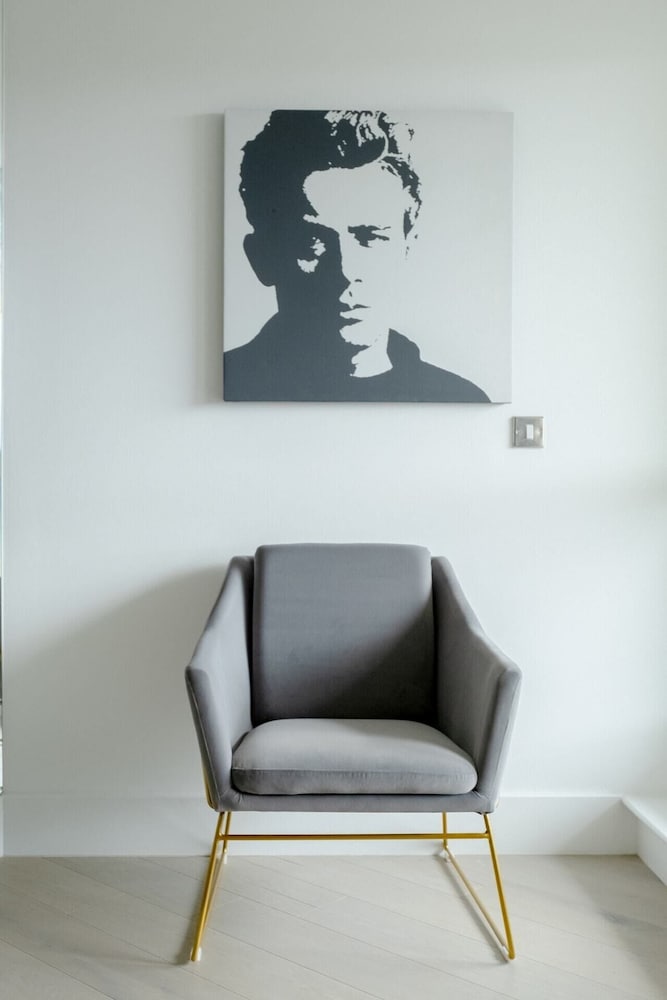 Central 2BD Flat w/ River View Balcony - Vauxhall!