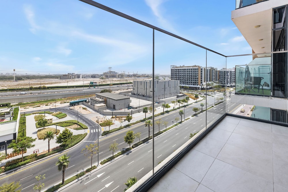 Cozy 1BR with Balcony Views