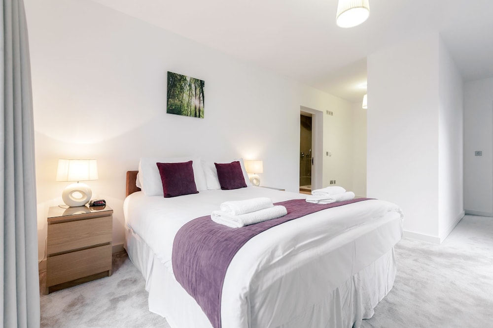 Guildford Vacations - Roomspace Apartments -The Residence - Property Image 3