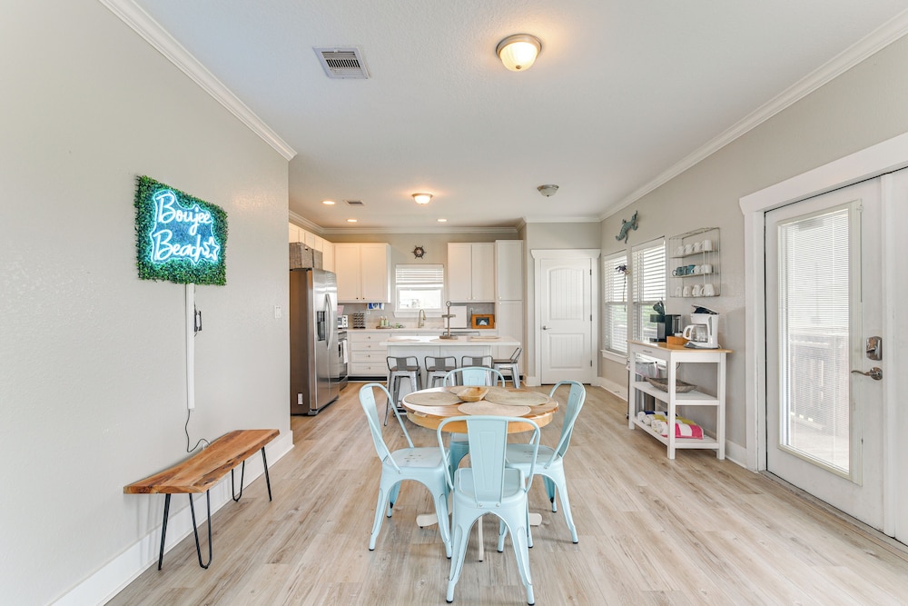 Walk to Crystal Beach: Coastal Getaway w/ Deck