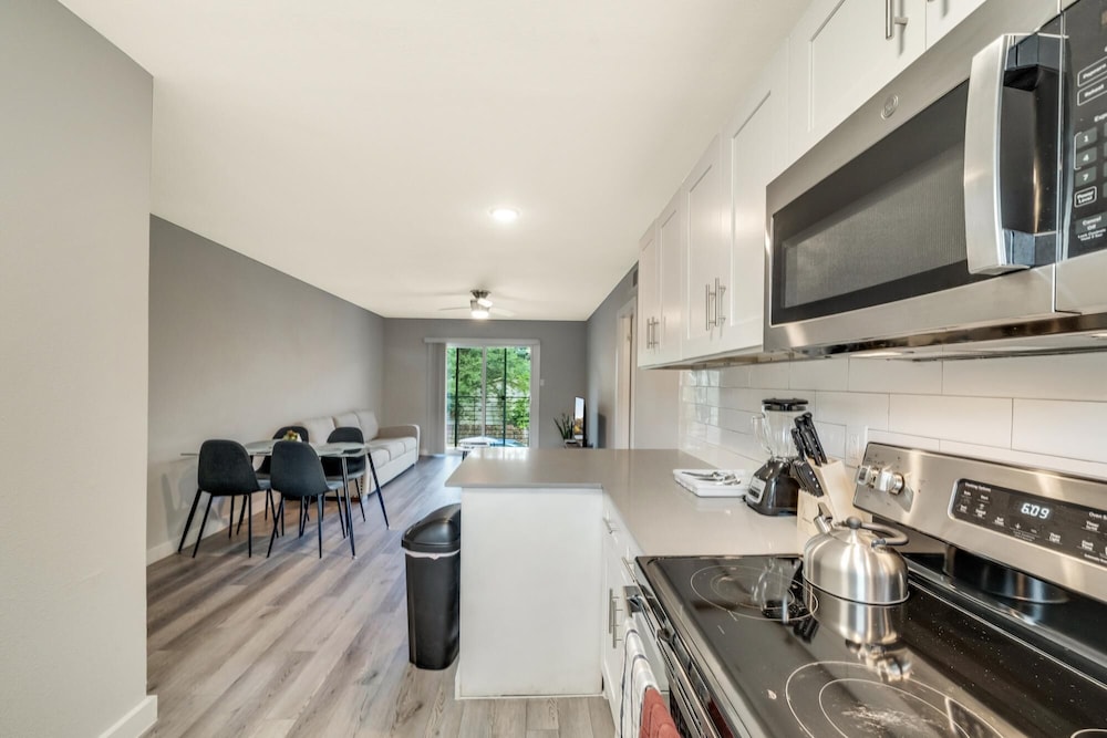 Modern 2BR Near UT Hyde Park Evonify - Property Image 23