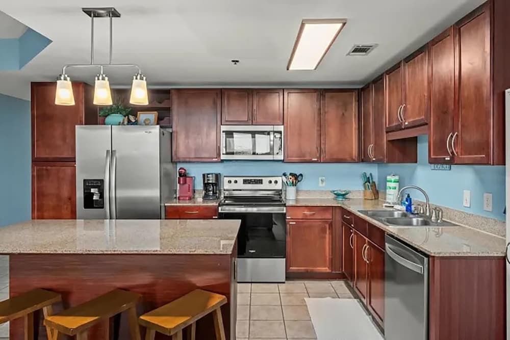 Laketown Wharf 402